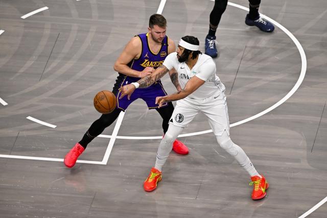 Stein:新賽季獨(dú)行俠與湖人第一次常規(guī)賽對決 在11月底的NBA杯上